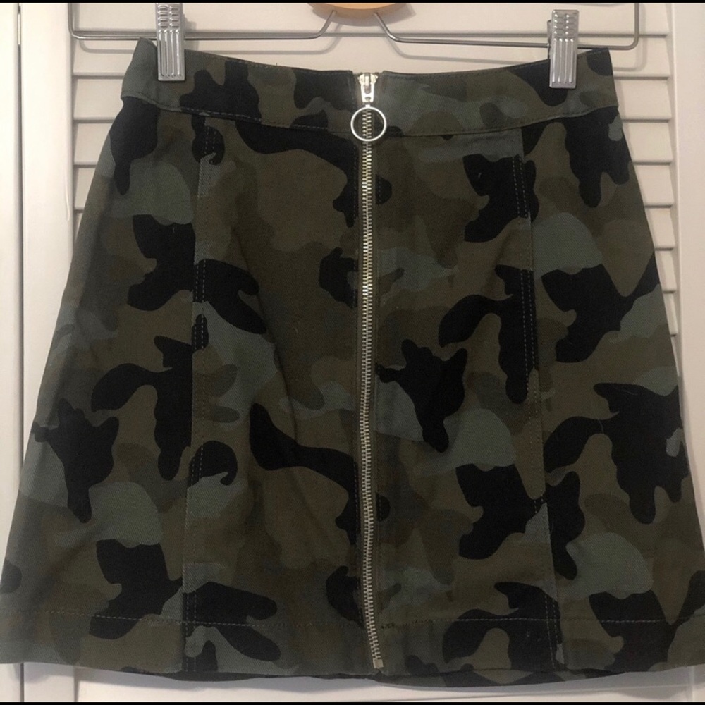 Adorable H&M Divided Camouflage mini skirt!
